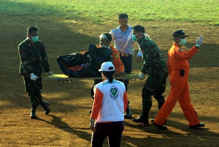 Personel TNI dan SAR mengangkat kantong jenazah korban pesawat Sukhoi Superjet 100 di helipad yang dibangun di kawasan Cijeruk, Bogor, Jawa Barat, Sabtu (12/5)