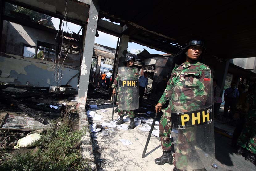  Personel TNI dengan perlengkapan penindak huru hara memperketat pengamanan di halaman Lapas Klas I Tanjung Gusta, Medan, Sumut, Jumat (12/7).    (Antara/Septianda Perdana)