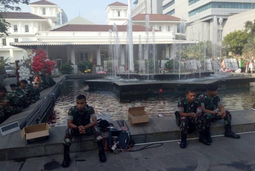 Personel TNI ditempatkan untuk mengamankan Balai Kota DKI Jakarta di saat Basuki Thjahaja Purnama menjalani sidang pembacaan vonis hakim, Selasa (9/5).