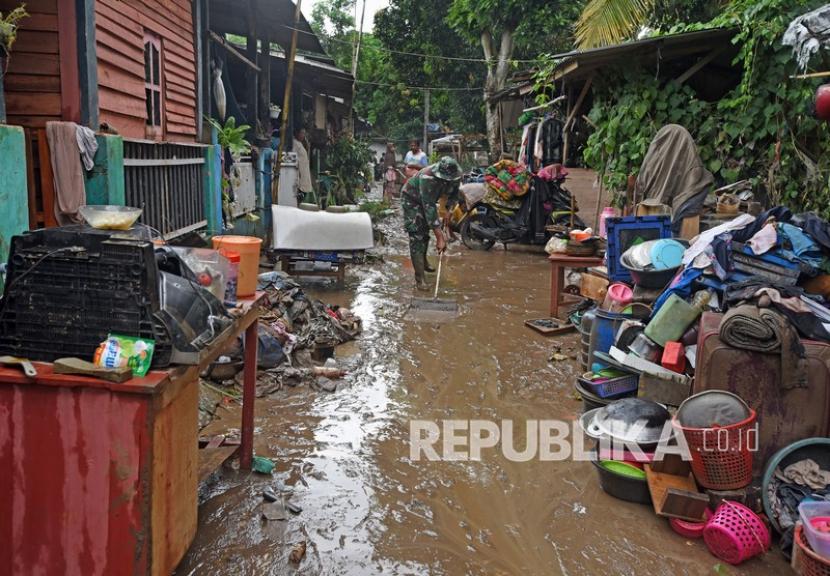 2.433 rumah milik warga dan puluhan fasilitas umum yang terendam banjir di Cirebon, Jawa Barat.