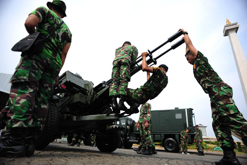  Personel TNI mempersiapkan peralatan tempur milik TNI AD di Lapangan Silang Monas, Jakarta, Selasa (1/10). ( Republika/Edwin Dwi Putranto)