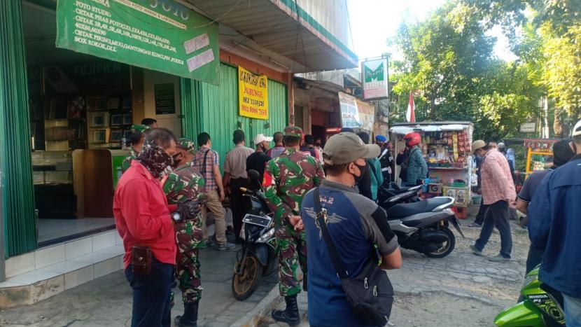 Personel TNI mendatangi lokasi Jalan Lapangan Tembak Cibubur, Jakarta Timur, Jumat (28/8).