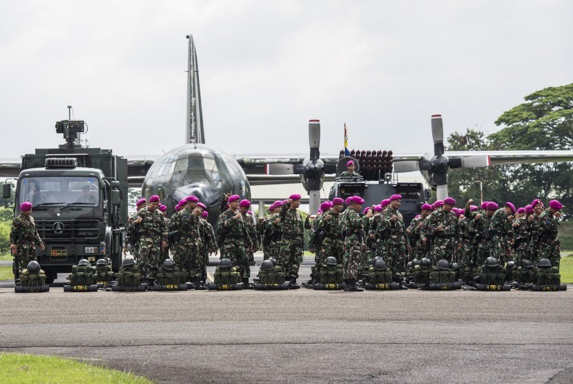 Personel TNI meneriakan yel-yel sebelum upacara serah terima Alih Kodal Pasukan Pemukul Reaksi Cepat (PPRC) TNI di Lanud Halim Perdanakusuma, Jakarta, Kamis (3/3).