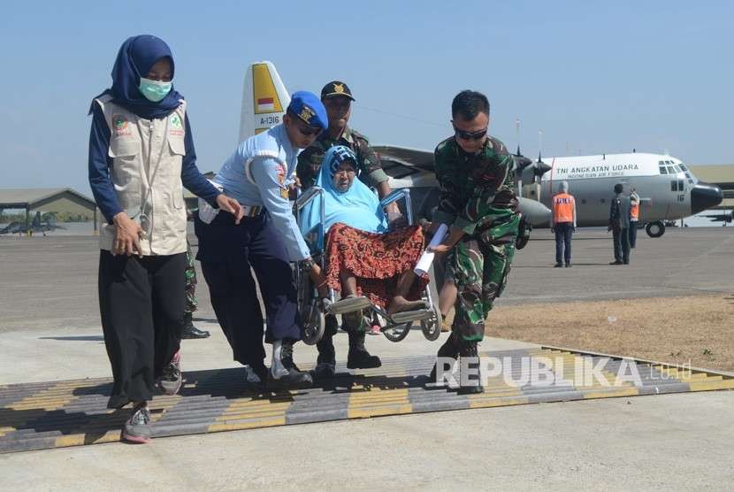 Personel TNI mengevakuasi korban gempa dan tsunami Palu-Donggala saat tiba di Lanud Hasanuddin, Makassar, Sulawesi Selatan, Senin (1/10). 