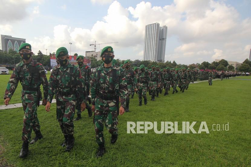 Personel TNI mengikuti Apel Gelar Pasukan Operasi Ketupat Semeru di Polda Jawa Timur, Surabaya, Jawa Timur.