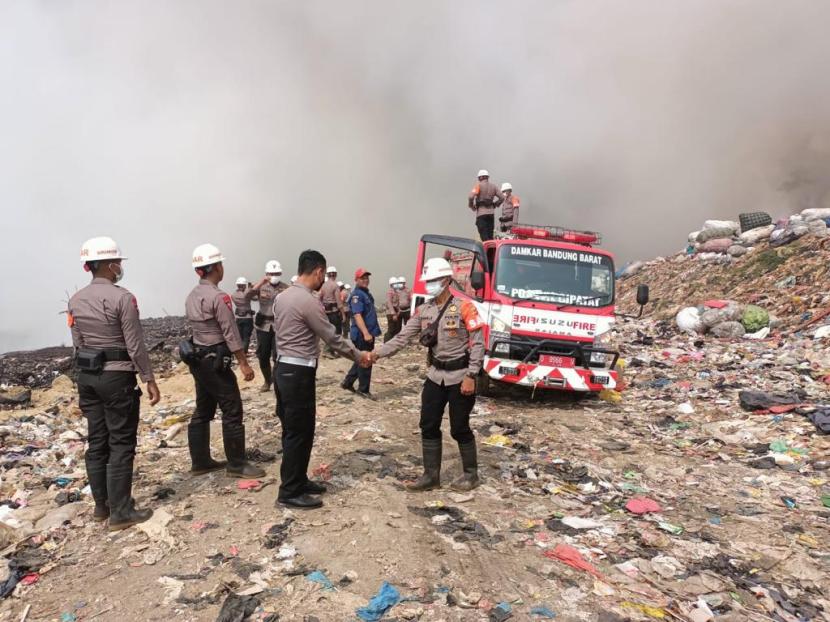 Personel TNI-Polri bahu-membahu membantu pemerintah daerah memadamkan kobaran api di TPA Sarimukti, Kabupaten Bandung Barat.