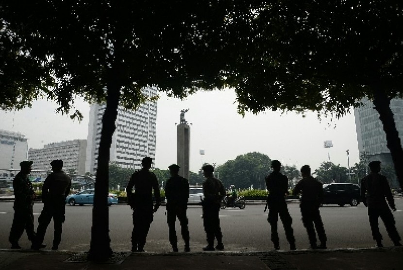 Personel TNI-Polri bersiaga untuk mengamankan kawasan Bundaran Hotel Indonesia, saat Aksi Bela Islam, Jumat (4/11), di Jakarta.