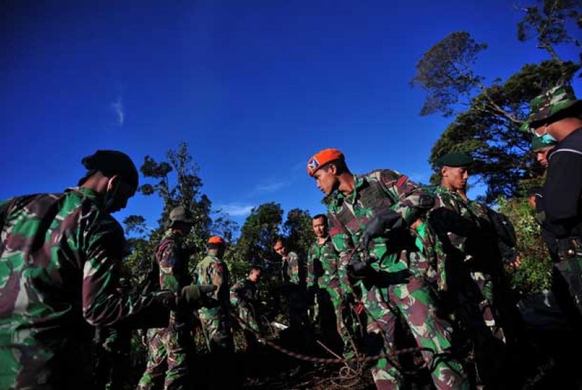 Personel TNI yang tergabung dalam tim evakuasi jenazah korban pesawat Sukhoi Superjet 100 di Puncak Salak 1, Gunung Salak, Bogor, Jawa Barat, Sabtu (11/5).