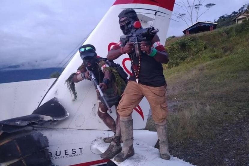 Personel TPNPB-OPM berpose di bangkai pesawat milik Mission Aviation Fellowship (MAF) dibakar di kampung Pagamba, Distrik Mbiandoga, Intan Jaya, Papua, Rabu (6/1). 