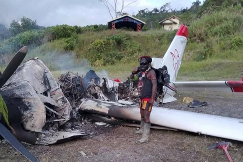 Personel TPNPB-OPM berpose di bangkai pesawat milik Mission Aviation Fellowship (MAF) dibakar di kampung Pagamba, Distrik Mbiandoga, Intan Jaya, Papua, Rabu (6/1.
