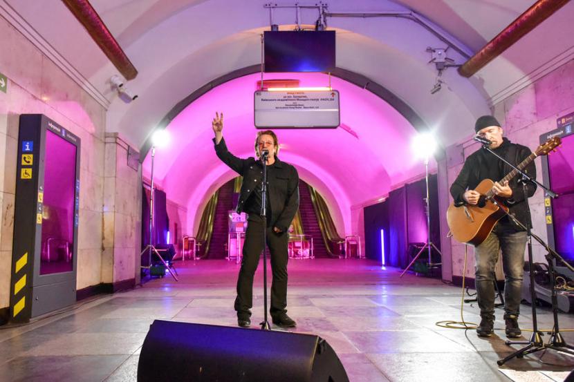 Personel U2, Bono dan The Edge, tampil di stasiun bawah tanah di Kyiv, Ukraina yang difungsikan sebagai tempat perlindungan dari serangan bom, Ahad (8/5/2022).