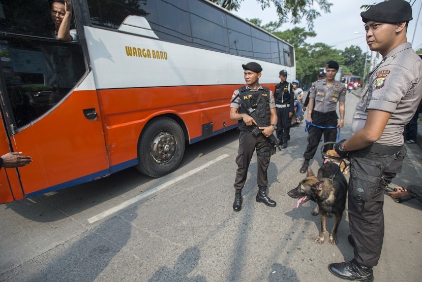 Anjing pelacak khusus narkoba menyisir kawasan Terminal Kampung Rambutan. ilustrasi