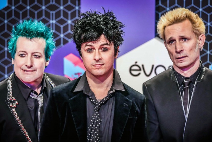 Personel band Green Day dari kiri ke kanan, Tre Cool, Billie Joe Armstrong, dan Mike Dirnt. Green Day membatalkan tur Asianya karena wabah virus corona.