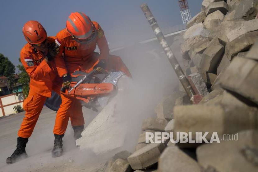 Personil Basarnas Bandung mendemonstrasikan penggunaan peralatan pencarian dan pertolongan (search and rescue/SAR) kepada wartawan saat Gelar Pasukan dan Peralatan untuk kesiapan BKO ke Palu di Kantor SAR Bandung, Kabupaten Sumedang, Selasa (2/10). 