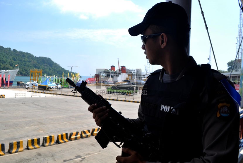 Personel Brimob Banten melakukan penjagaan di gang way Pelabuhan Merak, Banten, Jumat (2/8).    (Republika/Rakhmawaty La'lang)