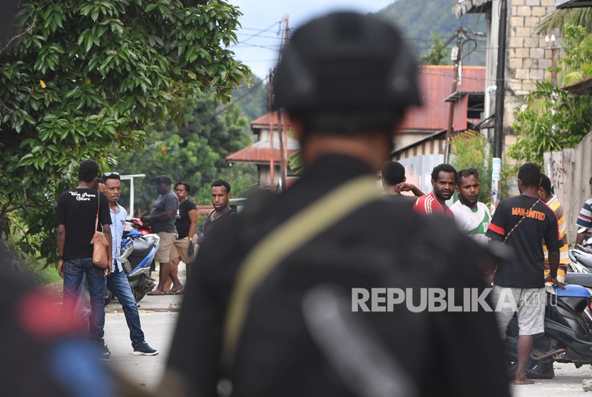 Personil Brimob berjaga di sekitar Asrama Mahasiswa Nayak Abepura di Kota Jayapura, Papua, Ahad (1/9/2019).