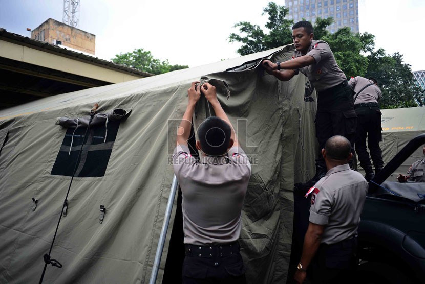  Personil Brimob memasang tenda di halaman Gedung Bawaslu, Jakarta, Selasa (8/7). (Republika/Agung Supriyanto)