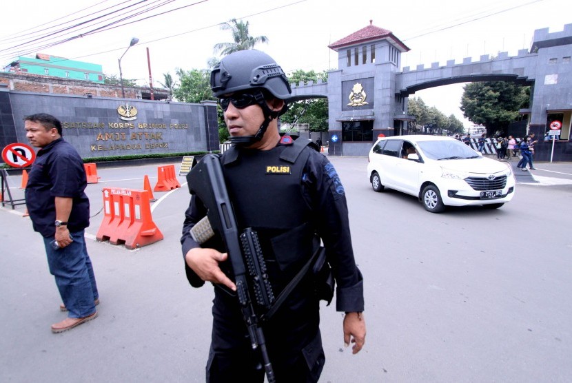 Personil Brimob mengamankan pintu masuk dan akses jalan di Mako Brimob, Kelapa Dua, Depok, Jawa Barat, Rabu (10/5). Pengamanan diperketat mengantisipasi pergerakan massa terkait pemindahan Basuki Tjahaja Purnama (Ahok) dari LP Cipinang.