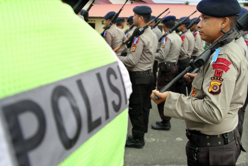 Personil Brimob Polda Aceh mengikuti persiapan pergelaran pasukan operasi lilin rencong pengamanan Natal dan Tahun Baru di Lhokseumawe, Provinsi Aceh, Rabu (23/12).