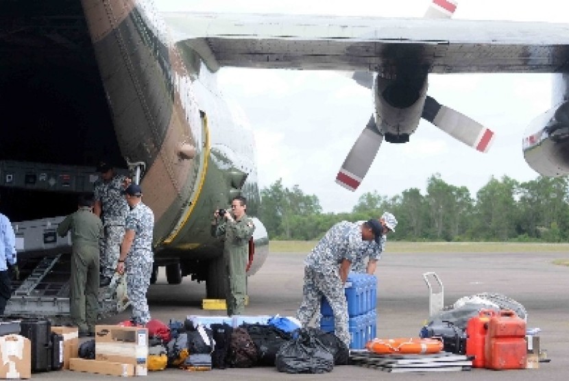 Personil dari Angkatan Udara Singapura membawa peralatan tiba di Lanud Iskandar, Pangkalan Bun, Kalimantan Tengah, Kamis (1/1). Personel dari Angkatan Udara Singapura turut ambil bagian dalam pencarian pesawat AirAsia QZ8501 yang hilang sejak Minggu 28 Des