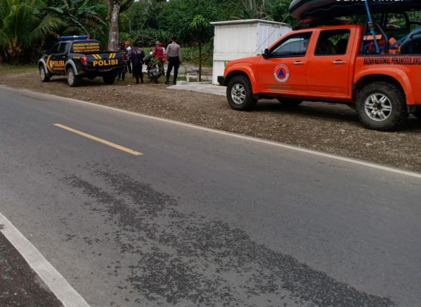Personil gabungan TNI-Polri dan instansi terkait meninjau lokasi yang berpotensi banjir di Desa Sitirejo, Sumbermanjing Wetan, Kabupaten Malang, Ahad (11/9/2022). 