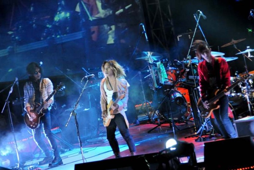 Personil grup band beraliran Japanese pop/rock, J-Rocks membawakan hits andalannya pada konser 