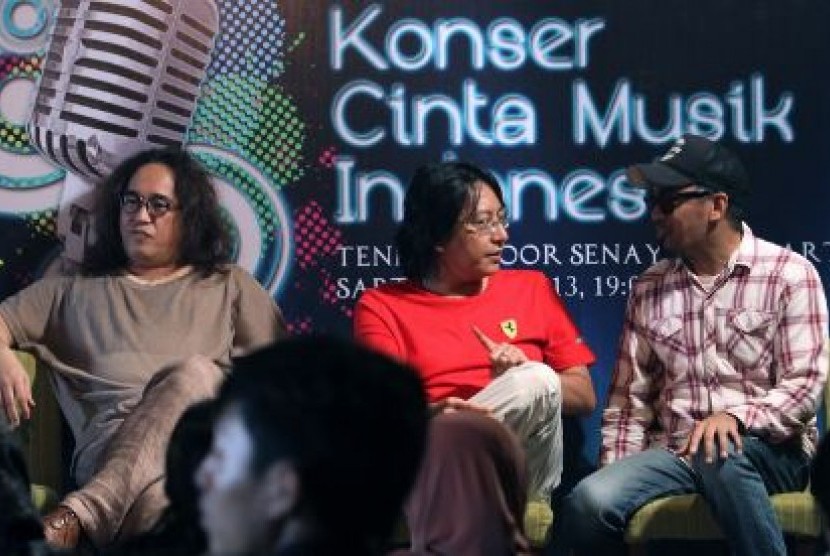 Personil kelompok musik Kla Project Lilo (kiri), Adi (tengah) dan penyanyi Glenn Fredly (kanan) saat hadir dalam konferensi pers jelang tampil dalam konser tiga dekade 