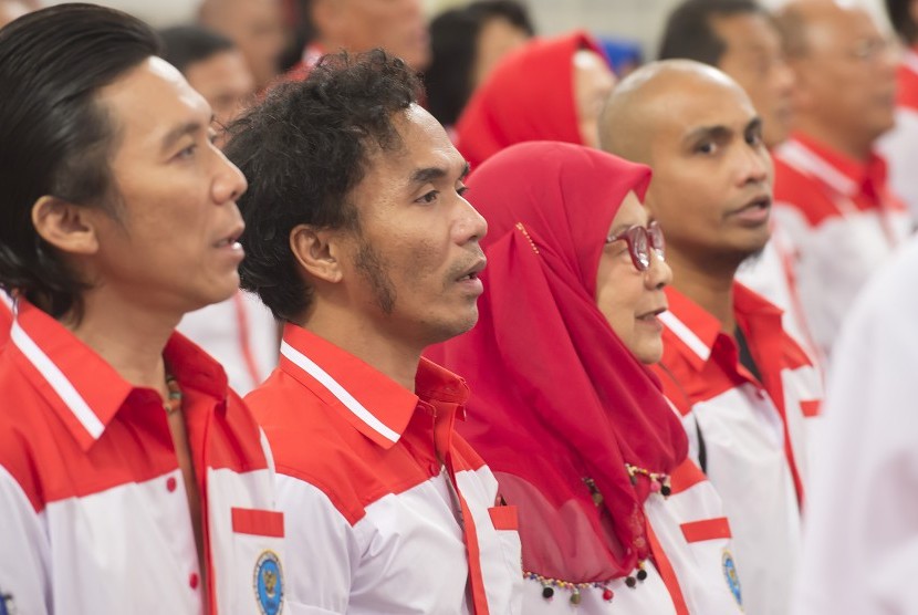 Personil kelompok musik Slank, Bimbim (kiri), Kaka (kedua kiri), Ivanka (kanan) dan Manager Slank Bunda Iffet (kedua kanan) selaku Duta Rehabilitasi terhadap Korban Penyalahguna Narkoba menghadiri acara puncak Peringatan Hari Anti Narkotika Internasional (