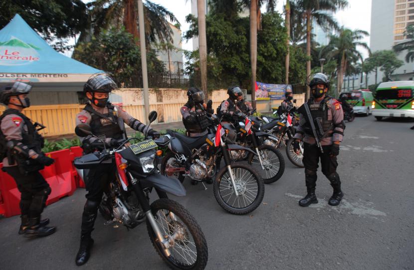 Personel kepolisian bersiaga di Pos Penjagaan, Kawasan Bundaran HI, Jakarta, Rabu (12/5/2021). Polda Metro Jaya menerjunkan sebanyak 6.992 personel dan menyiapkan 17 pos checkpoint untuk mencegah kerumunan sekaligus tindaklanjut pelarangan pemerintah terkait pelaksanaan takbir keliling.