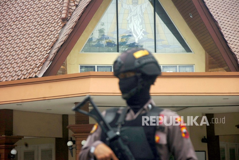 Personil kepolisian menggunakan senjata laras panjang melakukan pengamanan di gereja (ilustrasi) 