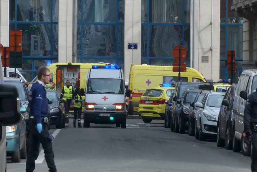  Personil paramedis sibuk  di tempat ledakan di luar sebuah stasiun metro di Brussels, Belgia , Selasa (22/3).