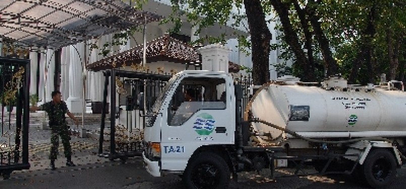 Personil Paspampres membuka pintu gerbang ketika sebuah truk tanki air bersih PT Palyja akan menyuplai air bersih ke area Gedung Sekretariat Negara, Jakarta, Kamis (1/9). Jebolnya tanggul air Kali Buaran di aliran Kalimalang berimbas ke pasokan air istana