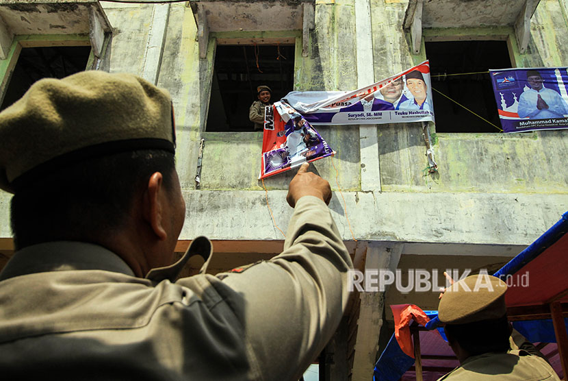 Petugas Satuan Polisi Pamong Praja (Satpol PP) menertibkan spanduk, poster, baliho bacaleg (ilustrasi)