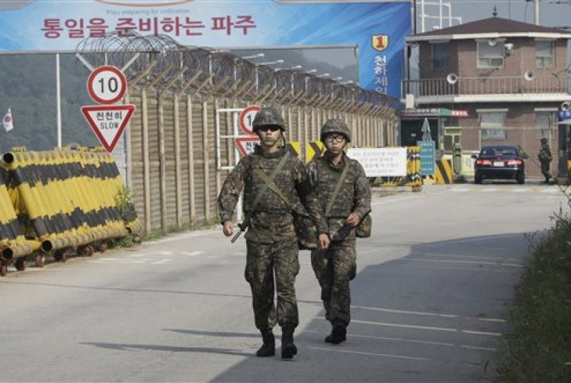  Personil tentara Korea Selatan berpatroli di jermbatan penghubung Korea Selatan dan Korea Utara di desa perbatasan Panmunjom, Peju, Korsel, Sabtu (22/8). (AP/Ahn Young-joon)
