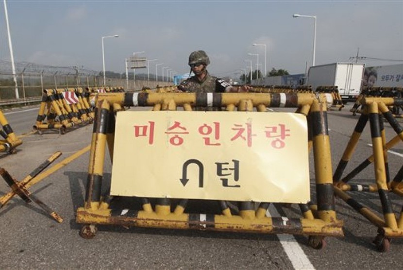  Personil tentara Korea Selatan berpatroli di jermbatan penghubung Korea Selatan dan Korea Utara di desa perbatasan Panmunjom, Peju, Korsel, Sabtu (22/8). (AP/Ahn Young-joon)