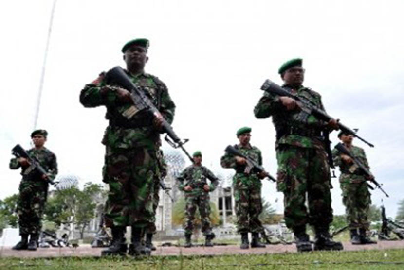 Personil TNI AD jajaran Kodam Iskandar Muda mengikuti latihan Minggu Militer di lapangan Hiraq Lhokseumawe, Provinsi Aceh. Program ini digelar untuk penguatan kembali kemampuan pengoperasian senjata dan persiapan pengamanan Pemilukada Aceh. 