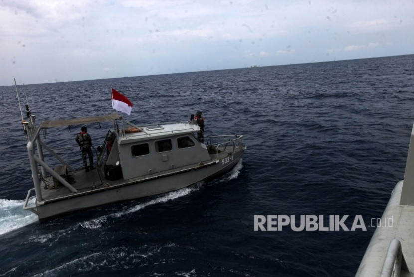 Personil TNI AL mengerahkan an kapal jenis SV untuk melakukan pencarian titik pesawat Lion Air JT 610 jatuh di KRI Rigel, Perairan Karawang, Jawa Barat, Selasa (30/10). Tim personil TNI Angkatan Laut masih melakukan proses pencarian titik pesawat Lion JT 610 yang jatuh pada Senin (29/10) pagi.