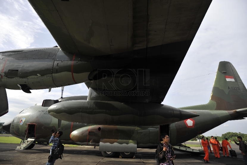   Personil TNI AU menyiapkan pesawat Hercules sebelum proses pencarian pesawat AirAsia QZ8501 diatas perairan Belitung Timur, Senin (29/12). (Republika/Edwin Dwi Putranto)