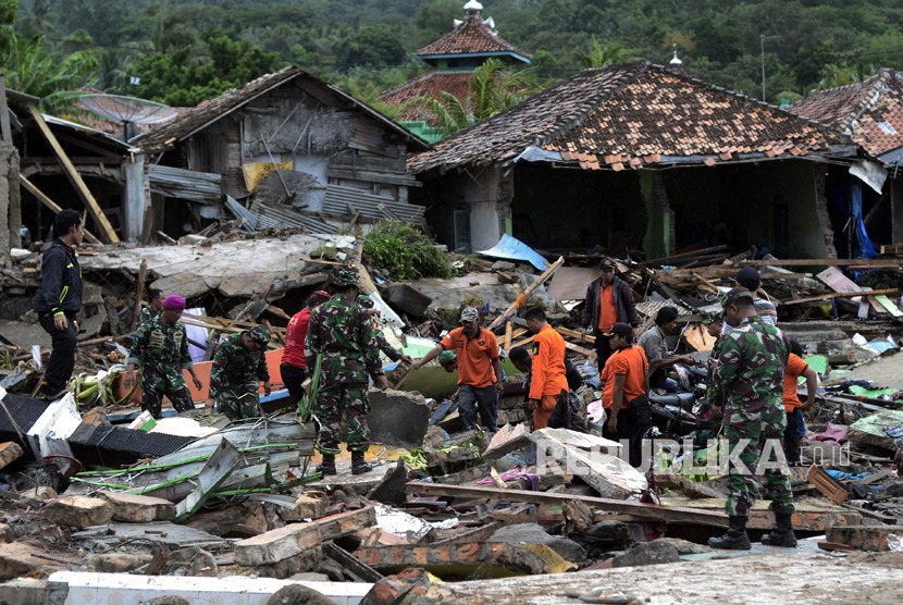Personil TNI, Basarnas dan Relawan melakukan pencarian korban di reruntuhan bangunan akibat bencana Tsunami di Desa Way Muli, Kecamatan Rajabasa, Lampung Selatan, Lampung, Ahad  (23/12/2018). 