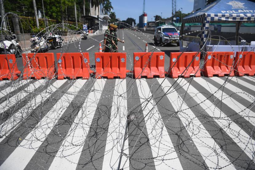 Personil TNI berjaga saat penyekatan jalan aksi reuni 212 di Jalan MH Thamrin, Jakarta, Kamis (2/12/2021).