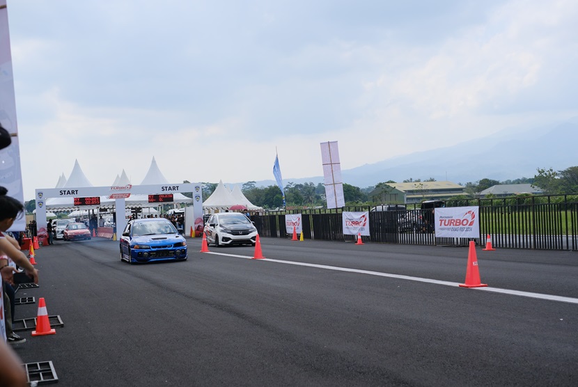 Pertamax Turbo Drag Fest putaran ke-2 sukses digelar di Lapangan Udara Wiriadinata, Tasikmalaya pada 27-28 Juli 2024. Tidak hanya menjadi ajang unjuk kebolehan para pecinta otomotif, Pertamax Turbo Drag Fest juga menjadi ajang pembuktian keunggulan Pertamax Turbo sebagai bahan bakar andalan bagi kendaraan berperforma tinggi.