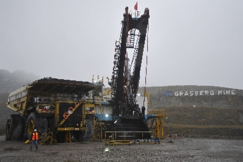 Sebuah truk pengangkut biji tambang beraktivitas di areal pertambangan Grasberg PT Freeport, Mimika, Papua.