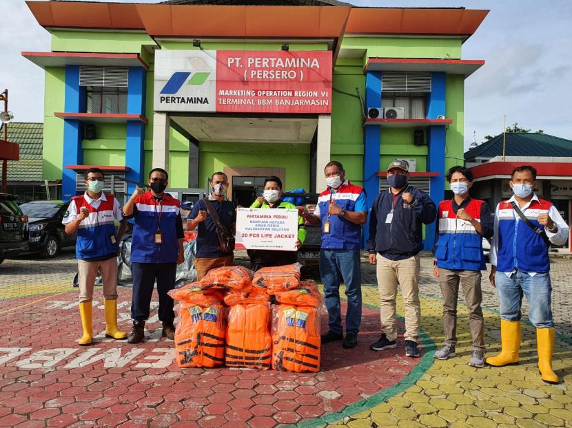 Pertamina Banjarmasin menyalurkan bantuan 20 life jacket (jaket pelampung) kepada awak media di Banjarmasin, Kalimantan Selatan (Kalsel). 