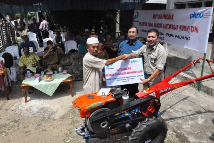 Pertamina bekerja sama dengan PKPU memberikan bantuan traktor untuk kelompok petani di Padang, Selasa (25/8).