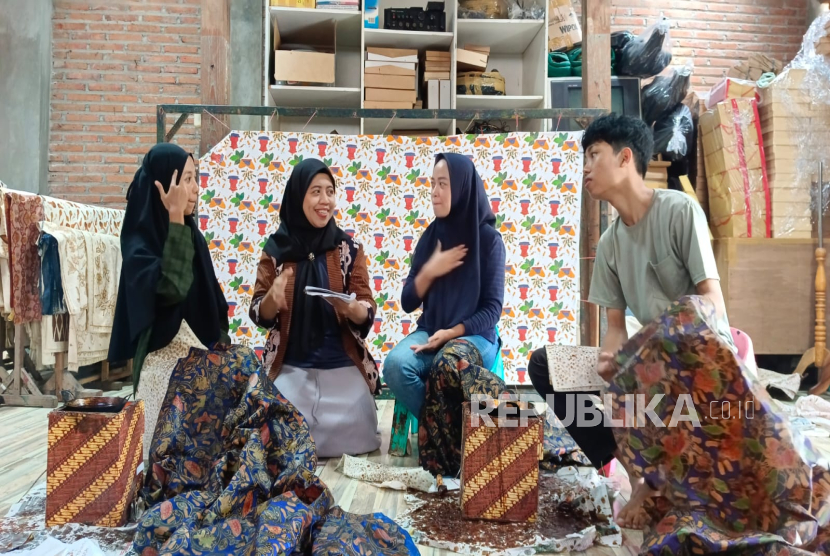 Pertamina berikan hibal alat teknologi tepat guna kepada pelaku UMKM. Diharapkan, hibah ini membuat UMKM kualitasnya bertumbuh hingga naik kelas. 