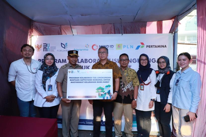 Pertamina bersama dengan BUMN lain yang tergabung dalam Forum TJSL Kementerian BUMN berkolaborasi untuk memberikan bantuan sanitasi berupa septic tank komunal kepada warga Kelurahan Rawa Barat, Jakarta Selatan.