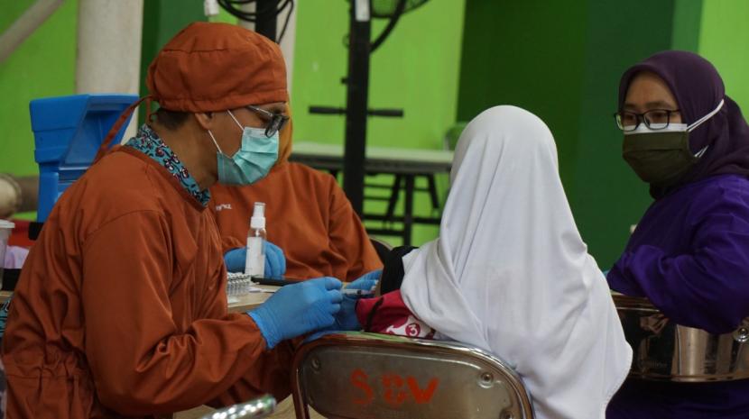 Pertamina bersama Dinas Pemberdayaan Masyarakat dan Desa Provinsi Jawa Barat, serta Dinas Kesehatan Kabupaten Indramayu, kembali berkolaborasi menyelenggarakan vaksinasi untuk masyarakat Indramayu.