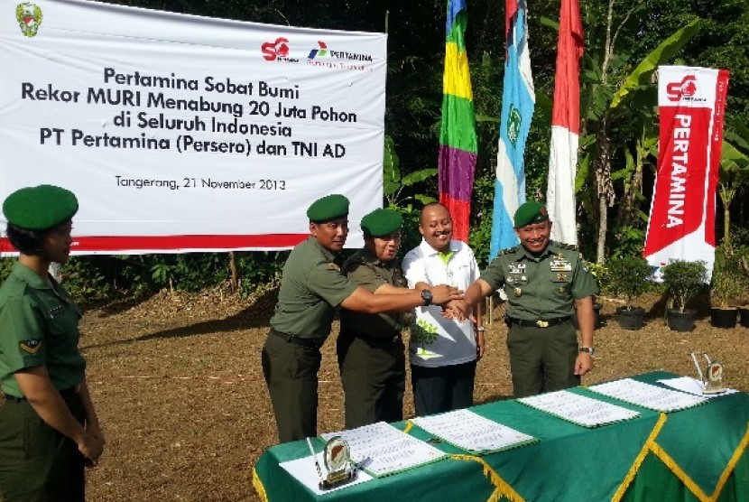 Pertamina dan TNI AD bersama-sama menanam pohon 