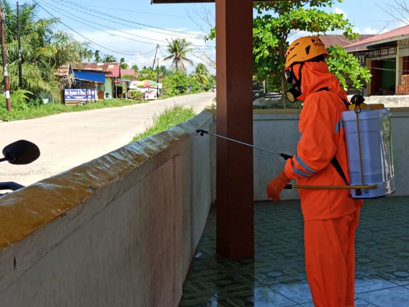 Pertamina Dumai dan Rumah Zakat lakukan penyemprotan disinfektan.