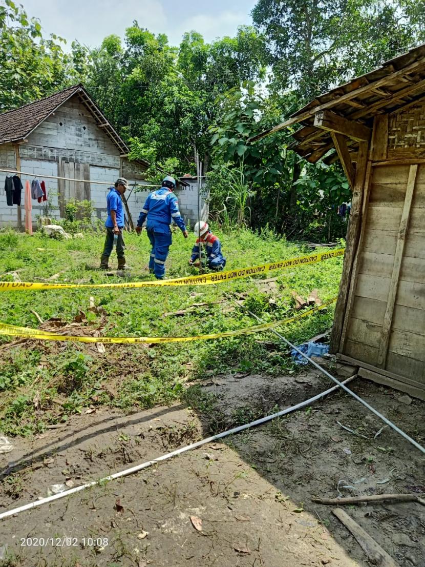  Pertamina EP Asset 4 Cepu Field membantu penanganan semburan gas di sumur air milik Sumiran, warga Desa Ngraho, Kecamatan Kedungtuban, Kabupaten Blora, Jawa Tengah.